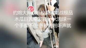 公交车上玩弄直男,直男为了不让女友发现,也不敢大声喝止 3_4