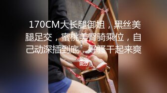 《极品CP??魔手外购》近景热闹商场女厕刁钻位置偸拍超多小姐姐方便还有制服女，能看脸又能看私处，半蹲式撅个大腚过瘾极了