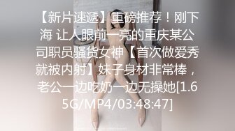 上面在玩吃鸡下面美女吃JB ，极品美女趴在桌子下口交 ， 顶级蜜桃臀 ，骑乘抽插