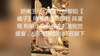 纹身熟女毫无保留的展示自己的生殖系统，甚至看到了里面的节育器