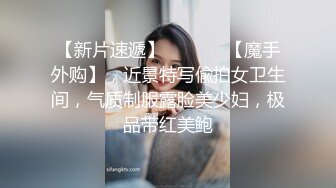 异国女团皮肤白皙颜值不错的女模特被两个没见过女人的黑哥压在身下蹂躏，揉奶子舔逼还被大鸡巴塞嘴里爆草