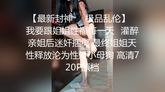 女仆装萝莉妹子 换上了黑丝 没穿内裤 一路跟拍裙底的小骚鲍