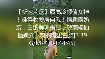 好闺蜜陪新娘子一起来试婚纱主动现奶子