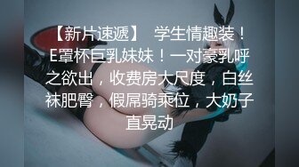 桃子冰妈妈：刺激乱伦，妈妈这是在干啥？瘙痒的逼，儿子背后发骚，忍不住跑到厕所发情自慰