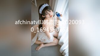 美乳夫妻3P，大哥就在旁边看我肏，最后射屁股上