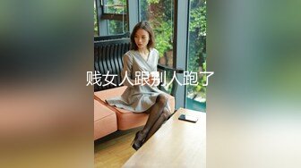 地铁站一路尾随偷拍 爱玩消消消的美女 葡萄还挺大