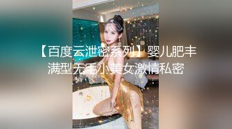 两对中年夫妻酒店激情4P大战，翘起大屁股互相拍照