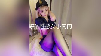 超市里边玩手机边挑点心的风骚丁字裤美少妇.