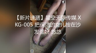 带孩子在秋千玩耍的短发妈妈憋不住了解大便