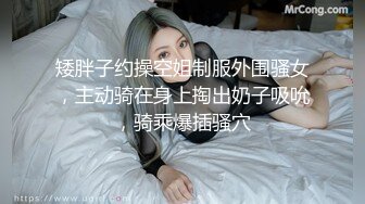 两个勇猛小伙轮战风韵犹存旗袍美骚妇，骚货性欲强也败倒两小伙爆操下