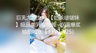 帽子哥偷拍女神上厕所没带纸用口罩擦逼擦屁眼,等女神走后帽子哥如获至宝捡起来戴上自拍