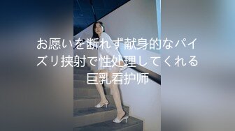 这对情侣好久不见，钢筋房就掀开女生的裙子拔下内裤直接干