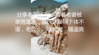 操漂亮少妇 被扛着哥哥大长腿无套输出 鲍鱼粉嫩 说累了让我上位活动活动 躺着被操还是蛮舒坦的