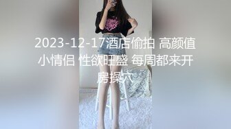 美女全裸自拍 舔黄瓜再带上套套插逼