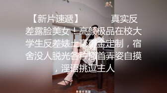 苏州小海豚露脸颜值不错的小少妇深夜发骚，奶子够大躺着都上下晃动好诱人，逼逼夹着按摩棒互动狼友自己抠逼