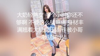 路边公厕偷窥高跟美少妇一边抽烟一边嘘嘘