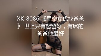 两个小姐妹玩的正嗨的时候来了一位男生开始3P