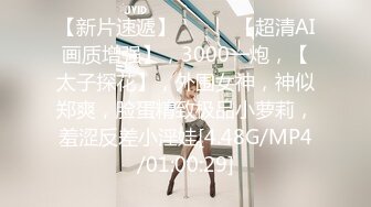 颜值不错的小美女，全程露脸跟狼友互动撩骚各种展示，先看逼逼在看菊花，大粗道具插进粉嫩的小洞洞尖叫呻吟[