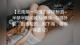 美容院偷拍年轻美女做逼逼脱毛手术，女技师往阴唇涂蜡疼得妹子嗷嗷叫