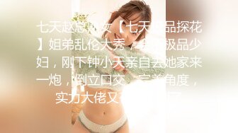 逼逼带着阴环，阴唇带着小铃铛的极品骚女，燃情大秀直播道具抽插骚穴和菊花，双插蹂躏刺激不断，浪叫不止[