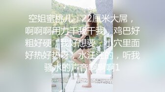 美容院老板娘看店的日常,店里无人自己在桌子後面发臊露奶,来个女客人按摩,忙着去招呼