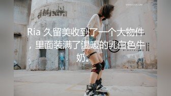 美女包臀裙骚丁边走边吃