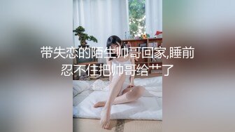 女的被黑鬼按在床上都要干晕了