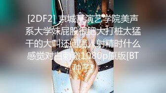  闭着眼睛手抓床单，享受大鸡巴的奋力抽插，两个年轻的妹子让大哥玩弄双飞