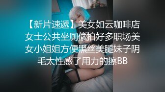 清純天真爛漫眼鏡文藝女婊，墻上掛著自己藝術寫真照，很反差