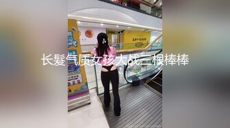 狠人大马路抽着烟尿尿