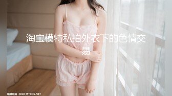 高跟鞋眼镜小美女，褪下性感丝袜就尿尿，无门厕所 尿起来就是无拘束！