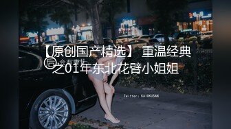 淫妻癖老公半夜趁老婆睡熟，偷偷扒开内裤近距离特写鲍鱼，粉嫩穴肉清晰可见，还要拿剪刀修剪阴毛，真实刺激