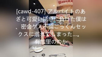 几个大老板去KTV里玩 看到身材火爆的小姐拿衣服 看一下奶子才给