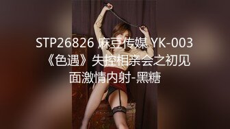 商场偷拍两个美女裙底风光屁股破洞牛仔裙美女丁字裤性感翘臀+少妇穿半透明草莓内发现镜头直接叫人了