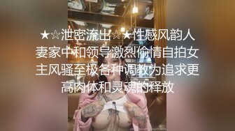 小县城路边公厕全景偷拍洛丽塔美女张着小口的美鲍鱼