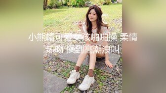 商场女厕偷拍美容院的美容师 光线不够手电来凑