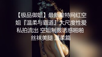 电信营业厅里的骚逼女客服，上班期间自慰骚逼后面还有个小哥哥真鸡巴骚，饮水泛滥跑到厕所各种抽插骚逼呻吟