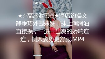 长相完美的女神模特火辣身材露脸自慰全裸特写粉鲍鱼，手动掰穴，鲍鱼微微张开