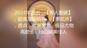 【新片速遞】 丰满性感的熟女露脸制服诱惑，吊钟奶子，床上道具深插，刺激阴蒂