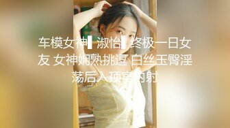 花臂纹身娇小美女撩下衣服就要吸奶子跪着深喉舔屌