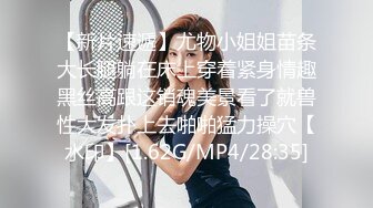   新来的黑丝露脸情趣人妻跟胖哥激情啪啪，亲着小嘴撸着鸡巴