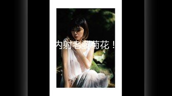 【精品】91小葵花约会条纹袜女大学生，一边游戏一边吃鸡