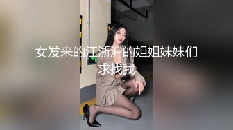 【新片速遞 】黑丝露脸轻熟女风骚人妻被几个大哥在床上风骚蹂躏，揉奶玩逼疯狂草嘴又干逼，对着脸撸大鸡巴淫声荡语不断