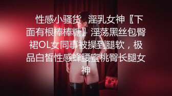 性感女友穿情趣服趴着被操