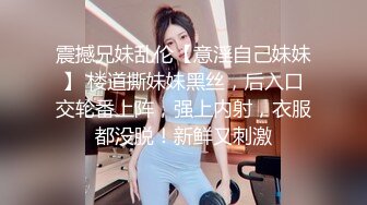 长发飘飘新人大奶美女，妖娆抚媚穿上肉丝，揉捏奶子很柔软，隔着丝袜摸穴